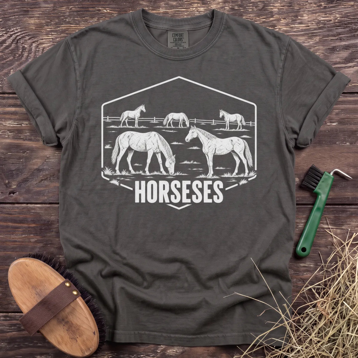 Horseses T-shirt in Pepper with a white illustrated horse herd [color: Pepper]